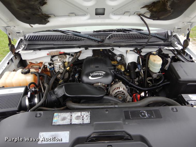 image for item DE8324 2002 Chevrolet Silverado 2500HD utility bed pickup truck