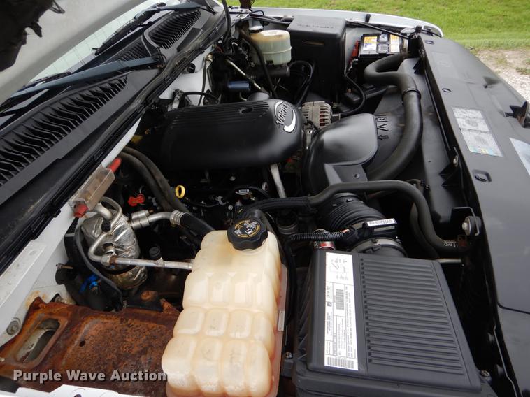 image for item DE8324 2002 Chevrolet Silverado 2500HD utility bed pickup truck