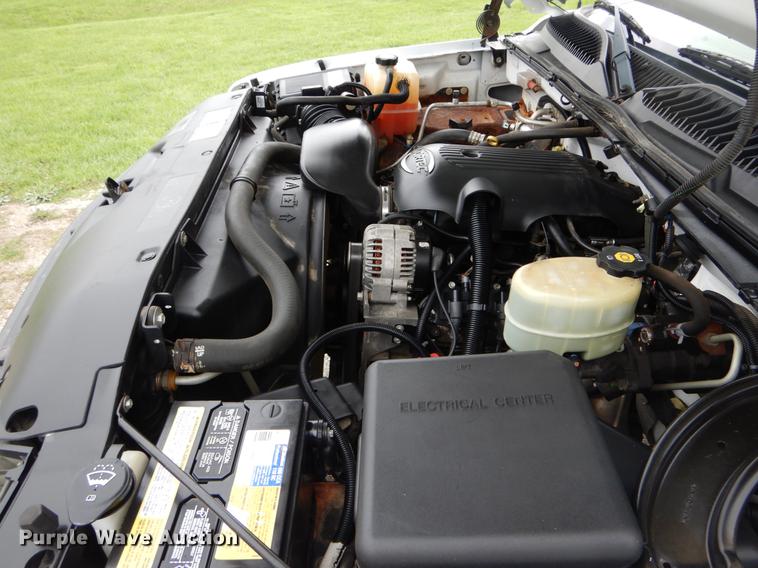 image for item DE8324 2002 Chevrolet Silverado 2500HD utility bed pickup truck