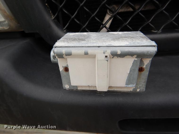 image for item DE8324 2002 Chevrolet Silverado 2500HD utility bed pickup truck