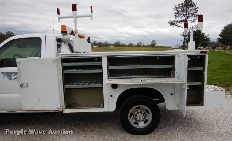 image for item DE8324 2002 Chevrolet Silverado 2500HD utility bed pickup truck