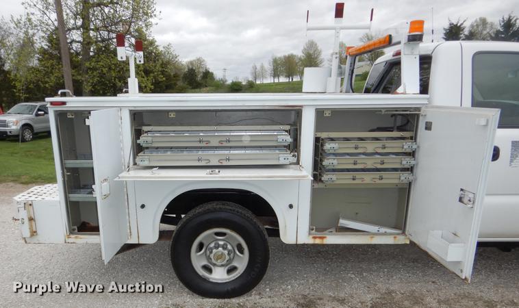 image for item DE8324 2002 Chevrolet Silverado 2500HD utility bed pickup truck