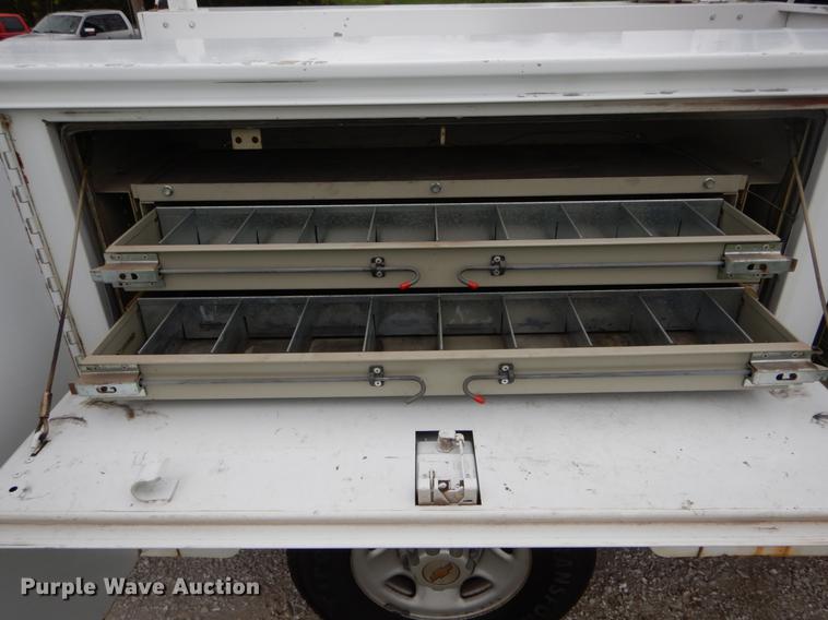 image for item DE8324 2002 Chevrolet Silverado 2500HD utility bed pickup truck