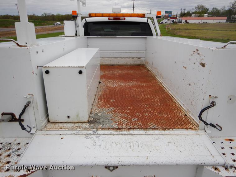 image for item DE8324 2002 Chevrolet Silverado 2500HD utility bed pickup truck