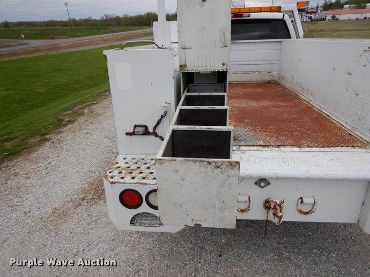 image for item DE8324 2002 Chevrolet Silverado 2500HD utility bed pickup truck