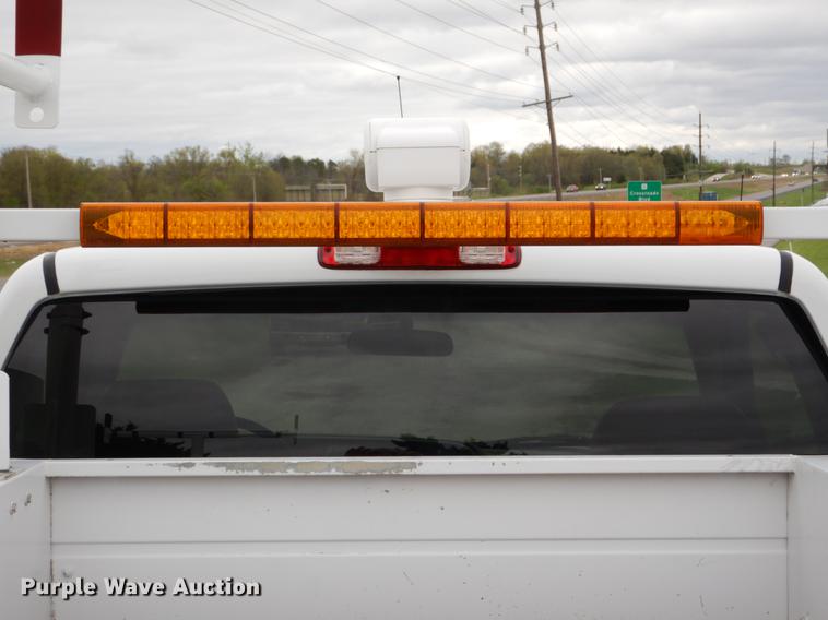 image for item DE8324 2002 Chevrolet Silverado 2500HD utility bed pickup truck