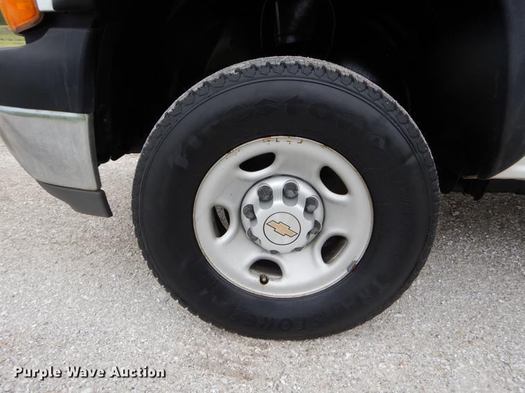 image for item DE8324 2002 Chevrolet Silverado 2500HD utility bed pickup truck