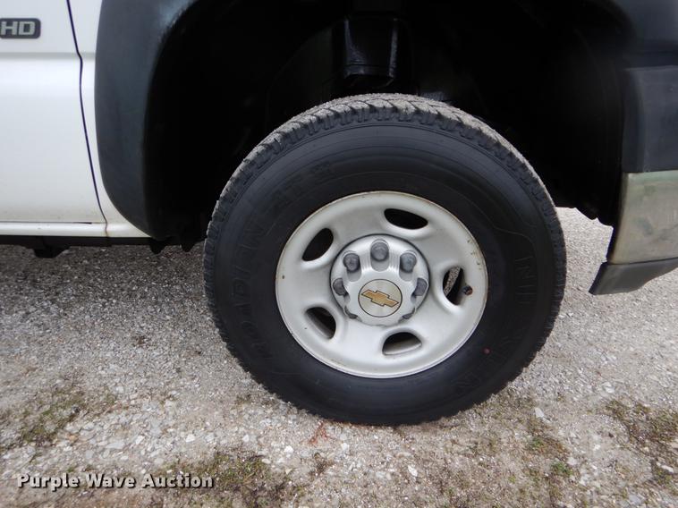 image for item DE8324 2002 Chevrolet Silverado 2500HD utility bed pickup truck