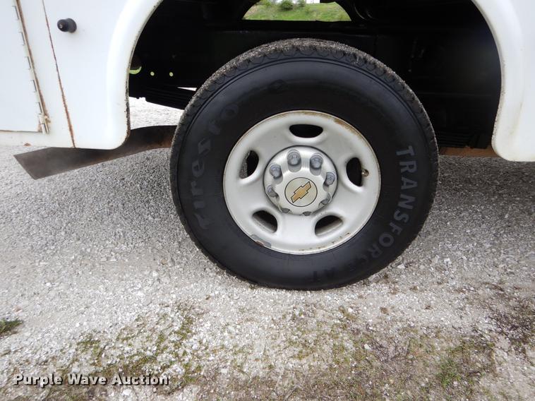 image for item DE8324 2002 Chevrolet Silverado 2500HD utility bed pickup truck