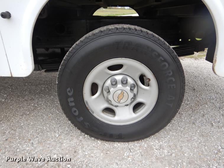 image for item DE8324 2002 Chevrolet Silverado 2500HD utility bed pickup truck