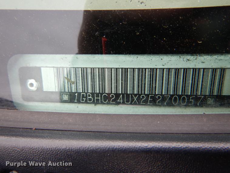 image for item DE8324 2002 Chevrolet Silverado 2500HD utility bed pickup truck