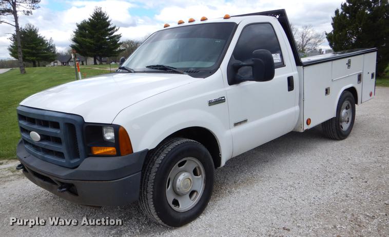 image for item DE8328 2006 Ford F350 Super Duty XL utility bed pickup truck
