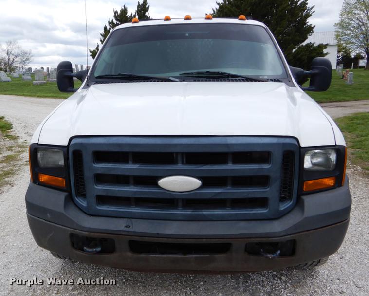 image for item DE8328 2006 Ford F350 Super Duty XL utility bed pickup truck