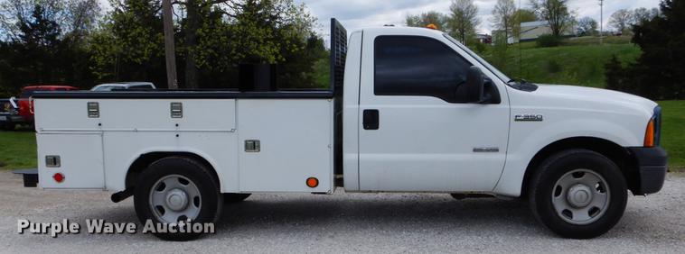 image for item DE8328 2006 Ford F350 Super Duty XL utility bed pickup truck