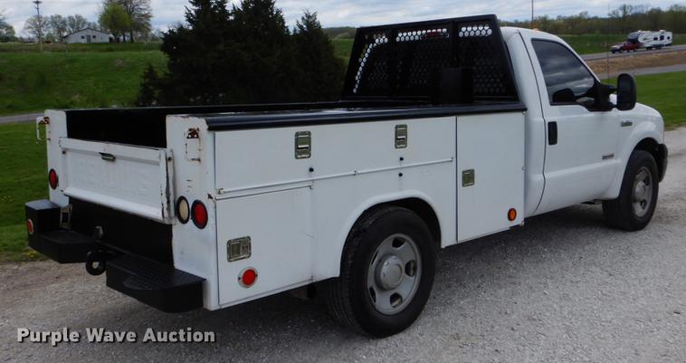 image for item DE8328 2006 Ford F350 Super Duty XL utility bed pickup truck