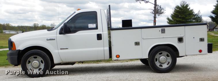 image for item DE8328 2006 Ford F350 Super Duty XL utility bed pickup truck