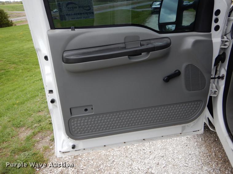 image for item DE8328 2006 Ford F350 Super Duty XL utility bed pickup truck