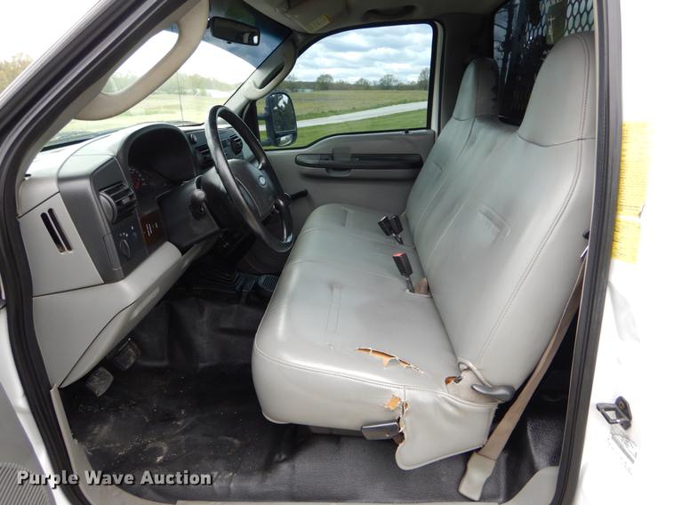 image for item DE8328 2006 Ford F350 Super Duty XL utility bed pickup truck