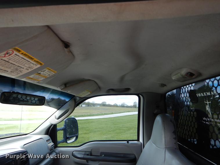 image for item DE8328 2006 Ford F350 Super Duty XL utility bed pickup truck