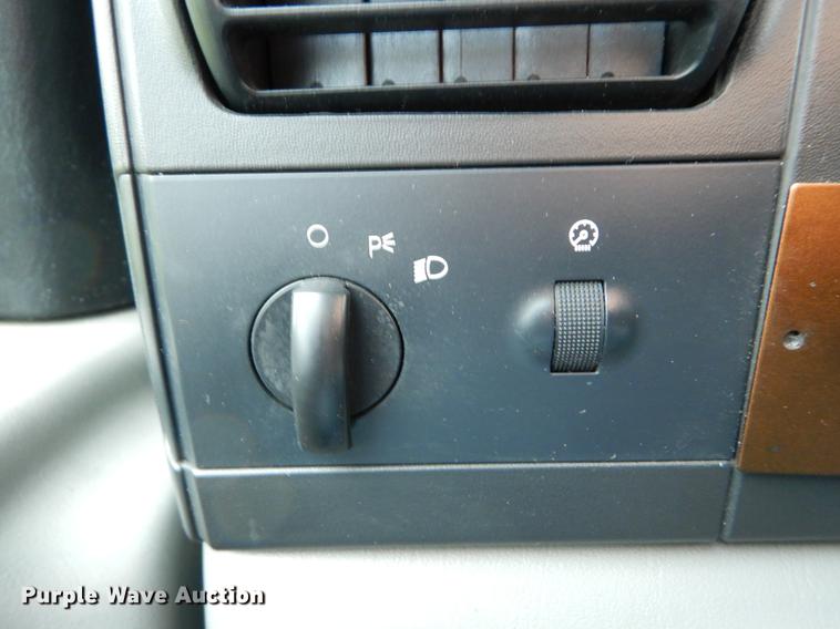 image for item DE8328 2006 Ford F350 Super Duty XL utility bed pickup truck