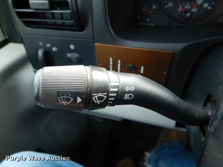 image for item DE8328 2006 Ford F350 Super Duty XL utility bed pickup truck