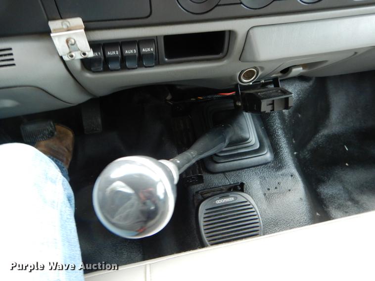 image for item DE8328 2006 Ford F350 Super Duty XL utility bed pickup truck