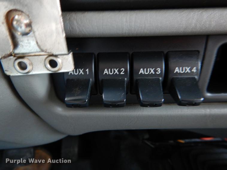 image for item DE8328 2006 Ford F350 Super Duty XL utility bed pickup truck