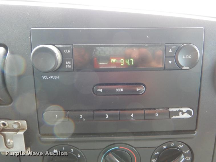 image for item DE8328 2006 Ford F350 Super Duty XL utility bed pickup truck