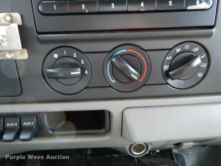 image for item DE8328 2006 Ford F350 Super Duty XL utility bed pickup truck