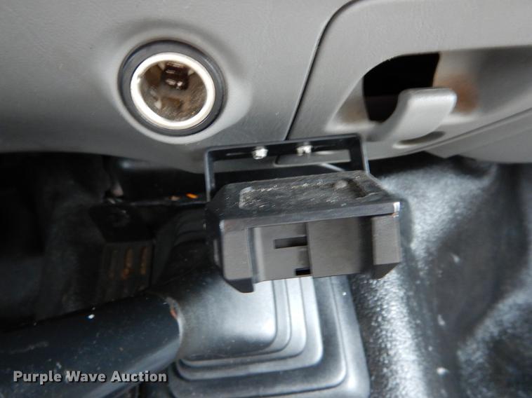 image for item DE8328 2006 Ford F350 Super Duty XL utility bed pickup truck