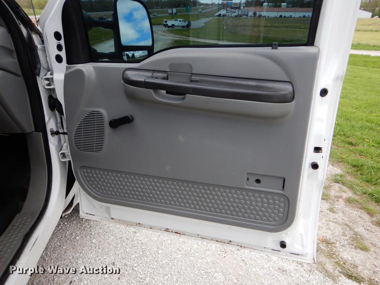 image for item DE8328 2006 Ford F350 Super Duty XL utility bed pickup truck