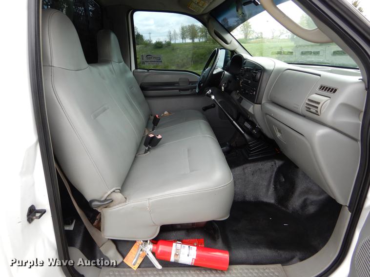 image for item DE8328 2006 Ford F350 Super Duty XL utility bed pickup truck