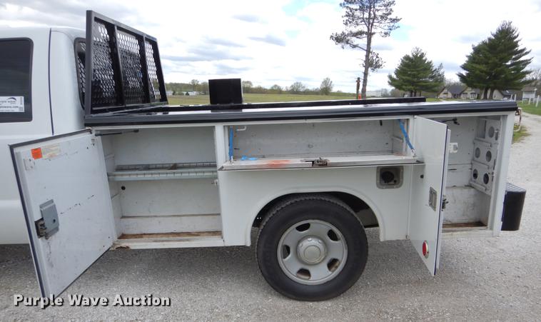 image for item DE8328 2006 Ford F350 Super Duty XL utility bed pickup truck