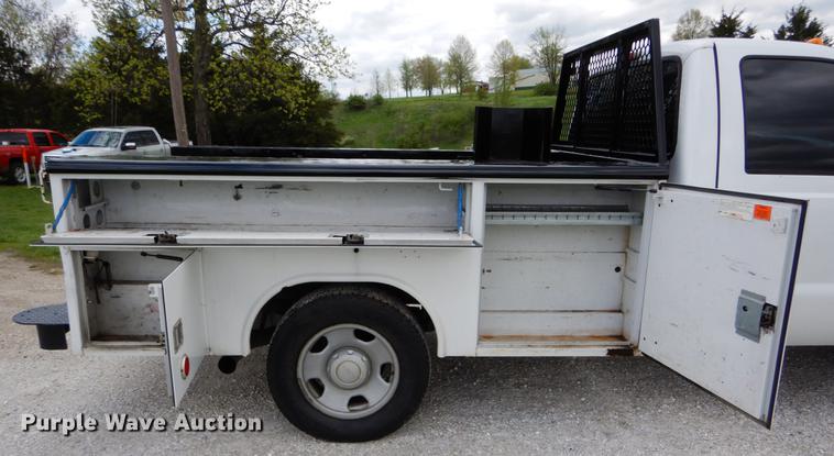 image for item DE8328 2006 Ford F350 Super Duty XL utility bed pickup truck