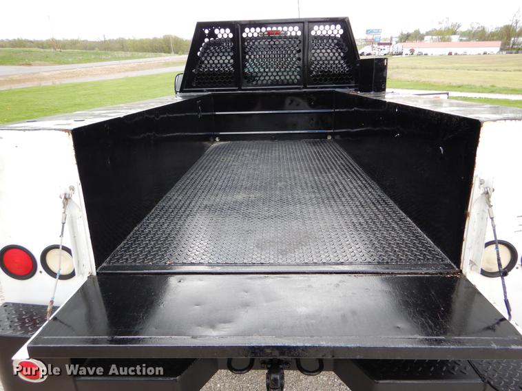 image for item DE8328 2006 Ford F350 Super Duty XL utility bed pickup truck