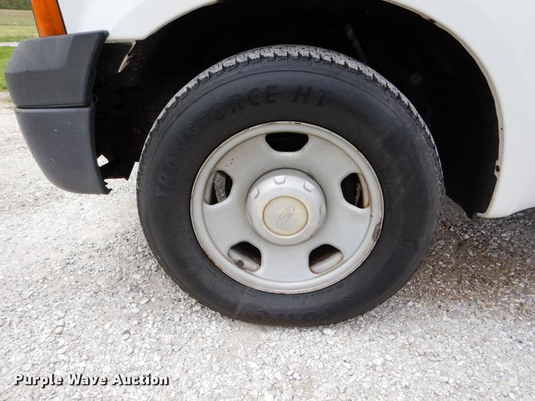 image for item DE8328 2006 Ford F350 Super Duty XL utility bed pickup truck