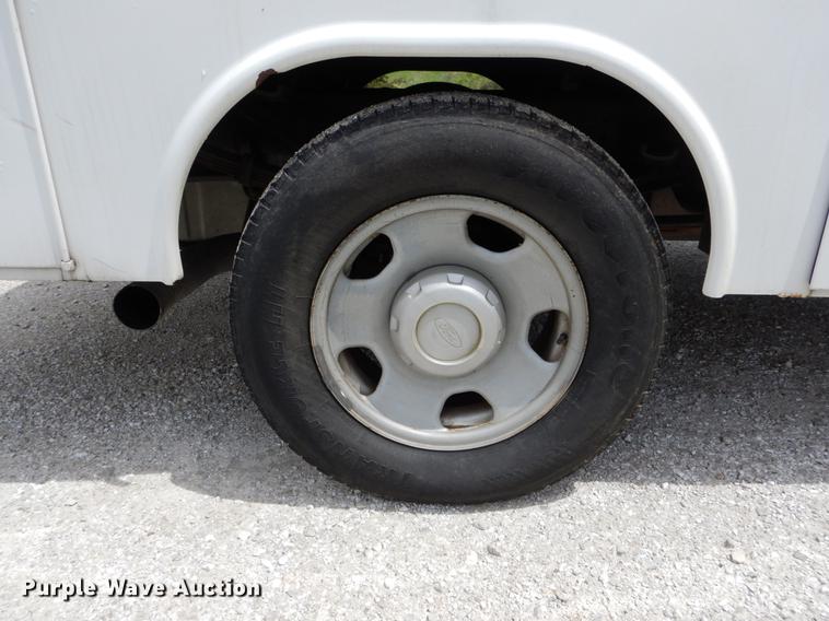 image for item DE8328 2006 Ford F350 Super Duty XL utility bed pickup truck