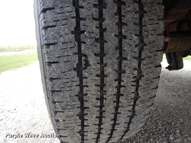 image for item DE8328 2006 Ford F350 Super Duty XL utility bed pickup truck