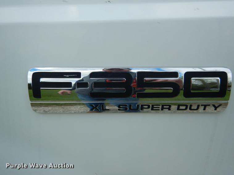 image for item DE8328 2006 Ford F350 Super Duty XL utility bed pickup truck