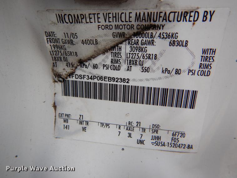 image for item DE8328 2006 Ford F350 Super Duty XL utility bed pickup truck