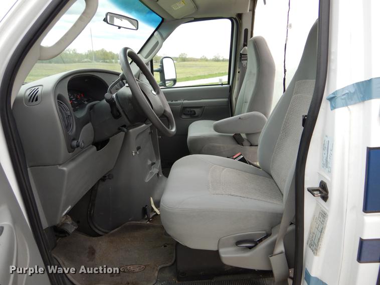 image for item DE8329 2006 Ford E450 cab and chassis