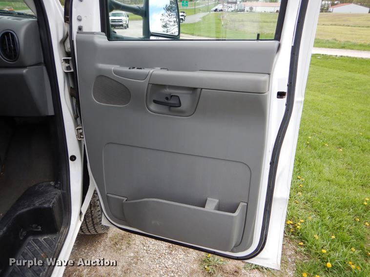 image for item DE8329 2006 Ford E450 cab and chassis