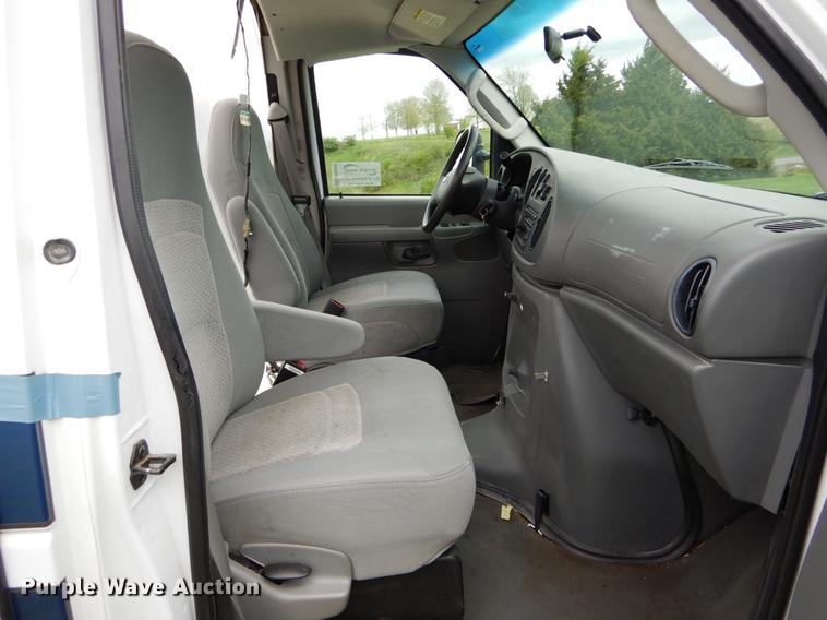 image for item DE8329 2006 Ford E450 cab and chassis