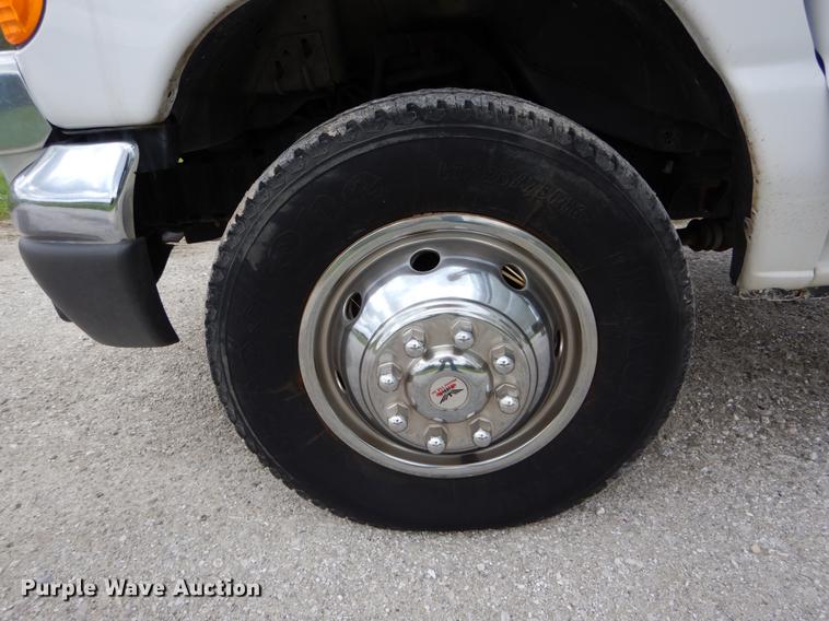 image for item DE8329 2006 Ford E450 cab and chassis