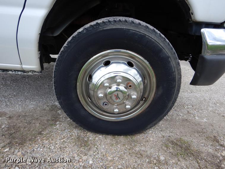 image for item DE8329 2006 Ford E450 cab and chassis