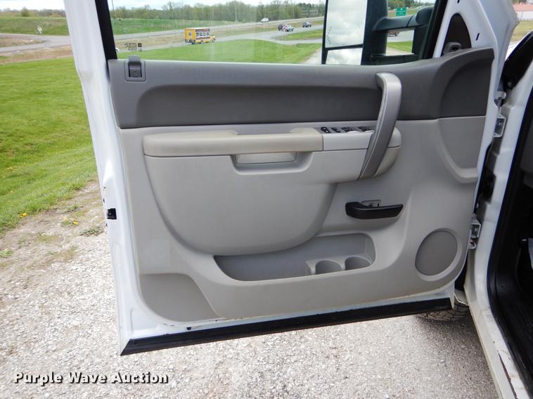 image for item DE8330 2010 Chevrolet Silverado 2500HD Ext. Cab pickup truck