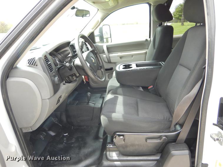 image for item DE8330 2010 Chevrolet Silverado 2500HD Ext. Cab pickup truck