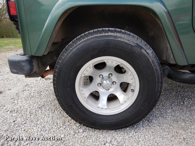 image for item DE8332 1997 Jeep Wrangler SUV