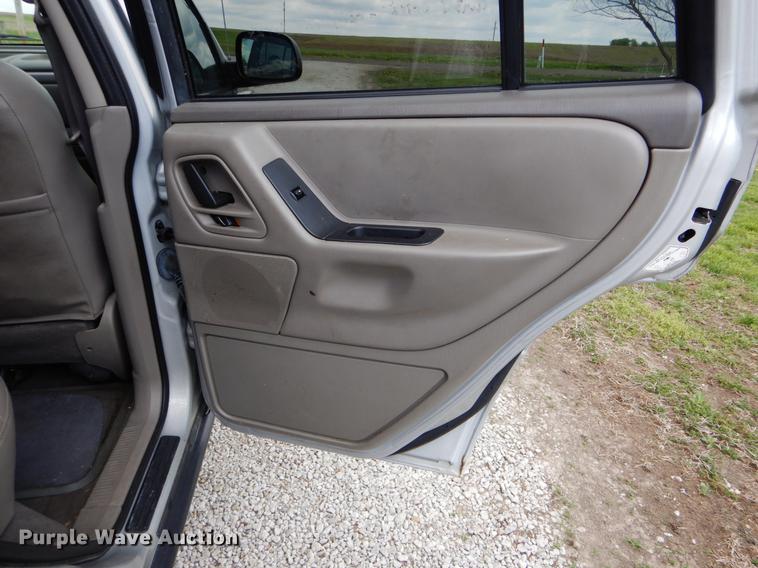 image for item DE8333 2003 Jeep Grand Cherokee Laredo SUV