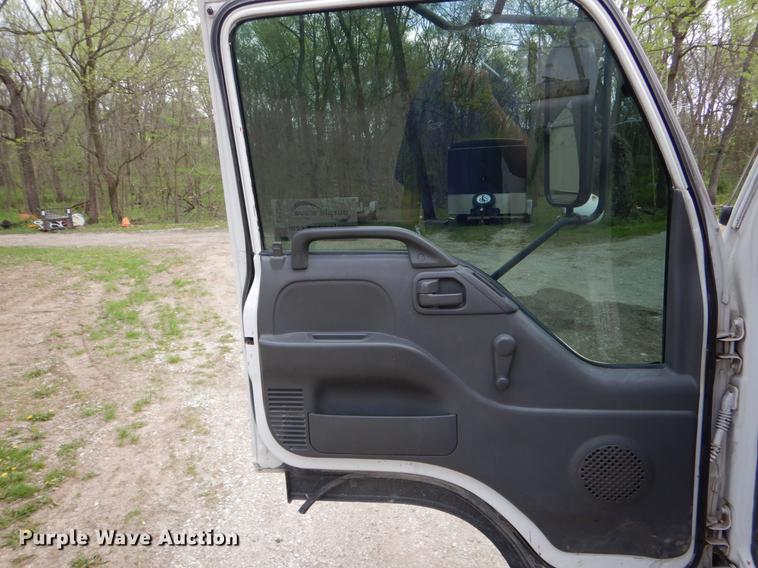 image for item DE8335 2000 Isuzu NPR utility truck